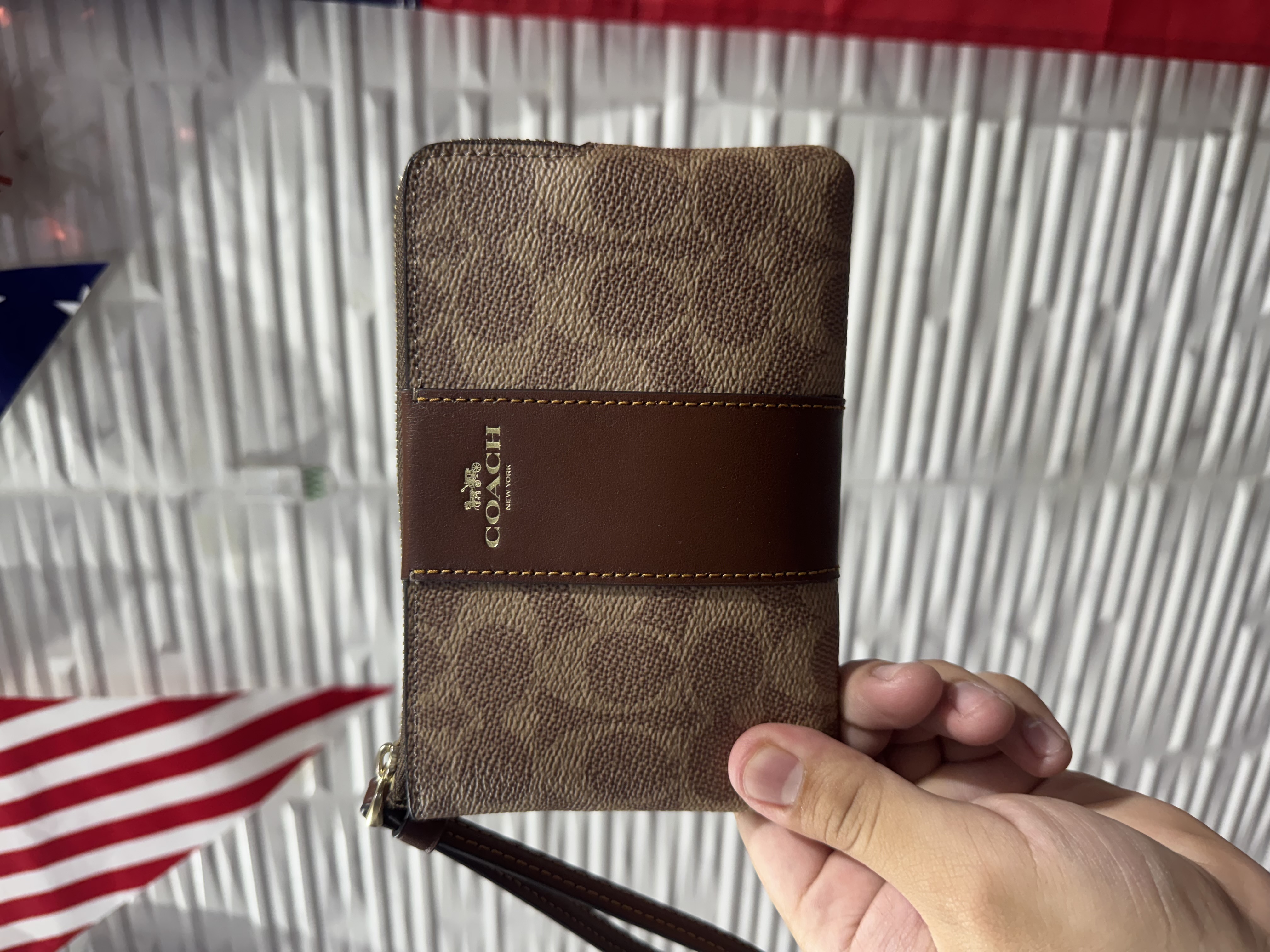 Muñequera Coach Cafe Claro